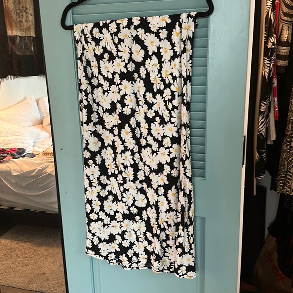 GAP Black Midi Skirt with White and Yellow Daisy Print